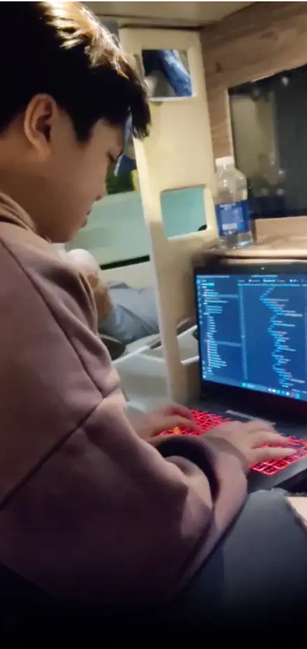 Đội kỹ thuật MONA làm việc tại văn phòng