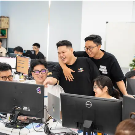 Đội kỹ thuật MONA làm việc tại văn phòng