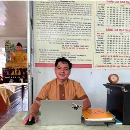 Đội kỹ thuật MONA làm việc tại văn phòng
