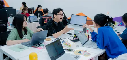 Đội kỹ thuật MONA làm việc tại văn phòng