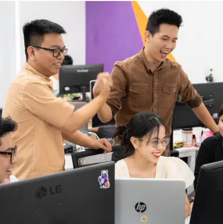 Đội kỹ thuật MONA làm việc tại văn phòng