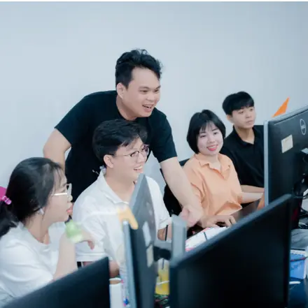 Đội kỹ thuật MONA làm việc tại văn phòng