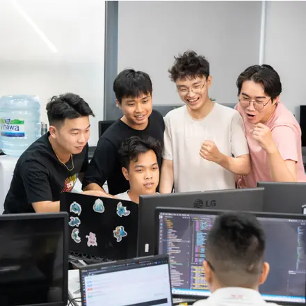 Đội kỹ thuật MONA làm việc tại văn phòng