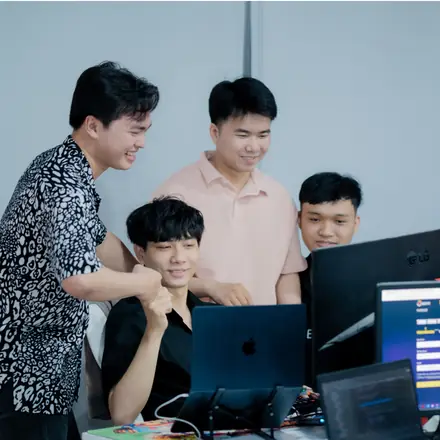Đội kỹ thuật MONA làm việc tại văn phòng