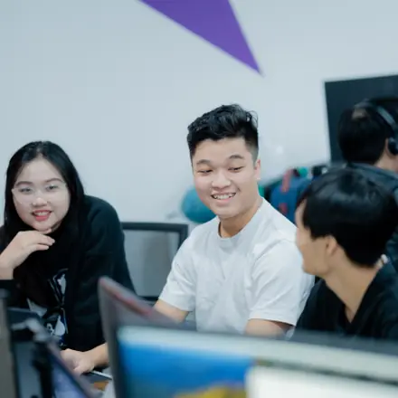Đội kỹ thuật MONA làm việc tại văn phòng