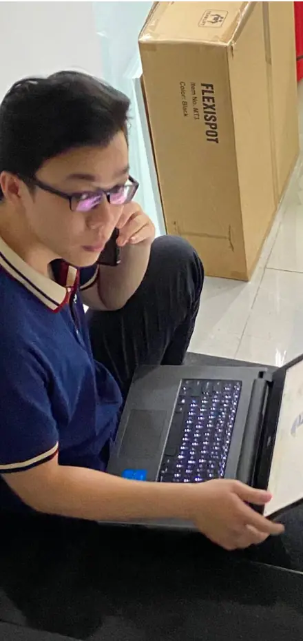 Đội kỹ thuật MONA làm việc tại văn phòng