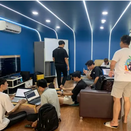 Đội kỹ thuật MONA làm việc tại văn phòng