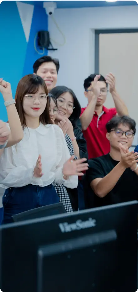 Đội kỹ thuật MONA làm việc tại văn phòng