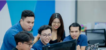 Đội kỹ thuật MONA làm việc tại văn phòng