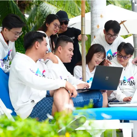 Đội kỹ thuật MONA làm việc tại văn phòng