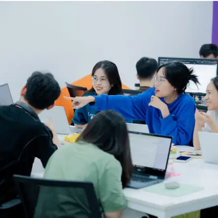 Đội kỹ thuật MONA làm việc tại văn phòng