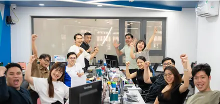 Đội kỹ thuật MONA làm việc tại văn phòng