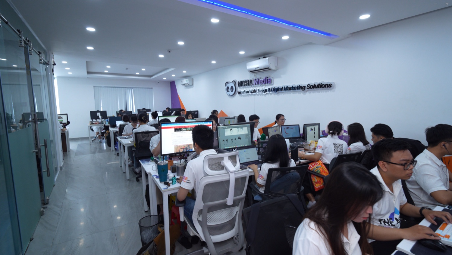 Toàn cảnh văn phòng MONA Media, đội ngũ đang làm việc