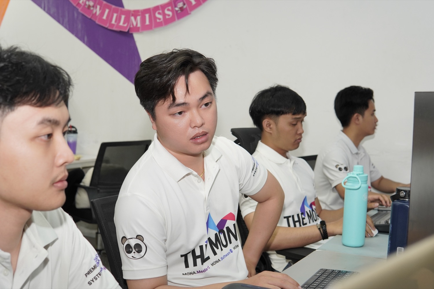 Đội kỹ thuật lập trình viên MONA.Software trao đổi khi làm việc
