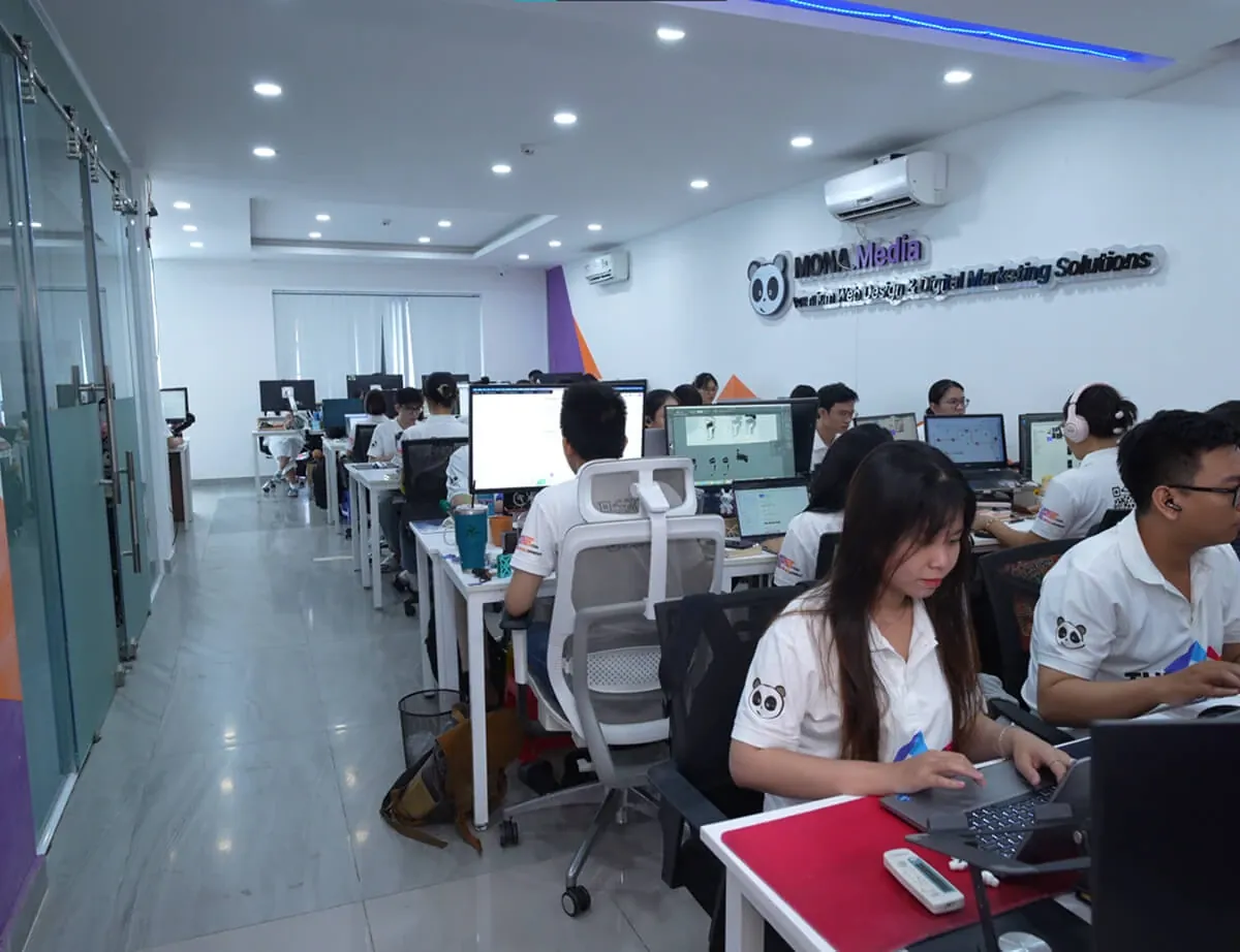 Đội ngũ MONA chụp chung tại văn phòng