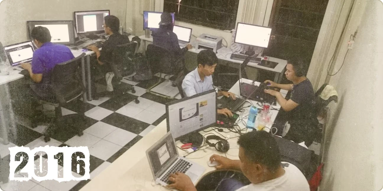Văn phòng đầu tiên của MONA năm 2016 — một căn phòng nhỏ với vài chiếc máy tính