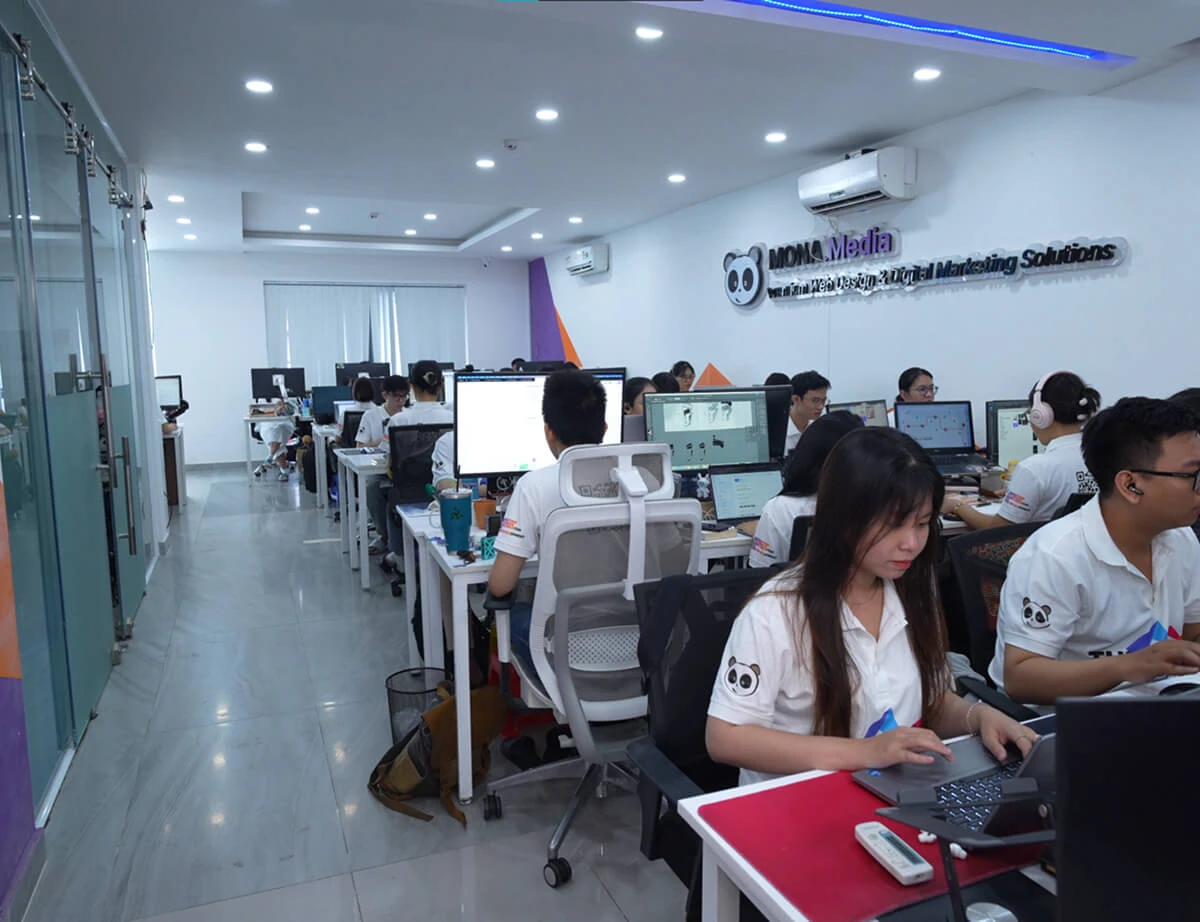 Văn phòng MONA hiện tại — đội ngũ MONA trong đồng phục THE MONA