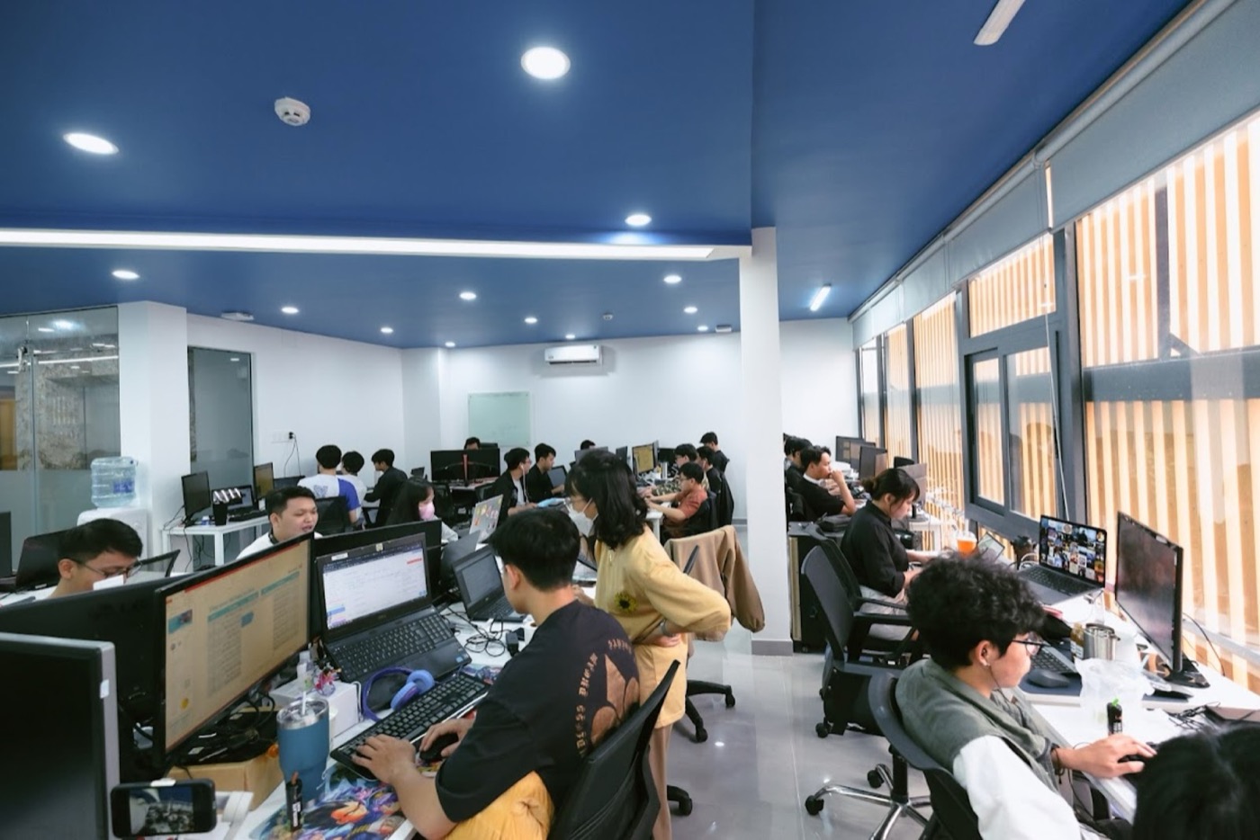 Sàn phát triển in-house của MONA — đội ngũ kỹ sư đang làm việc trên hệ thống