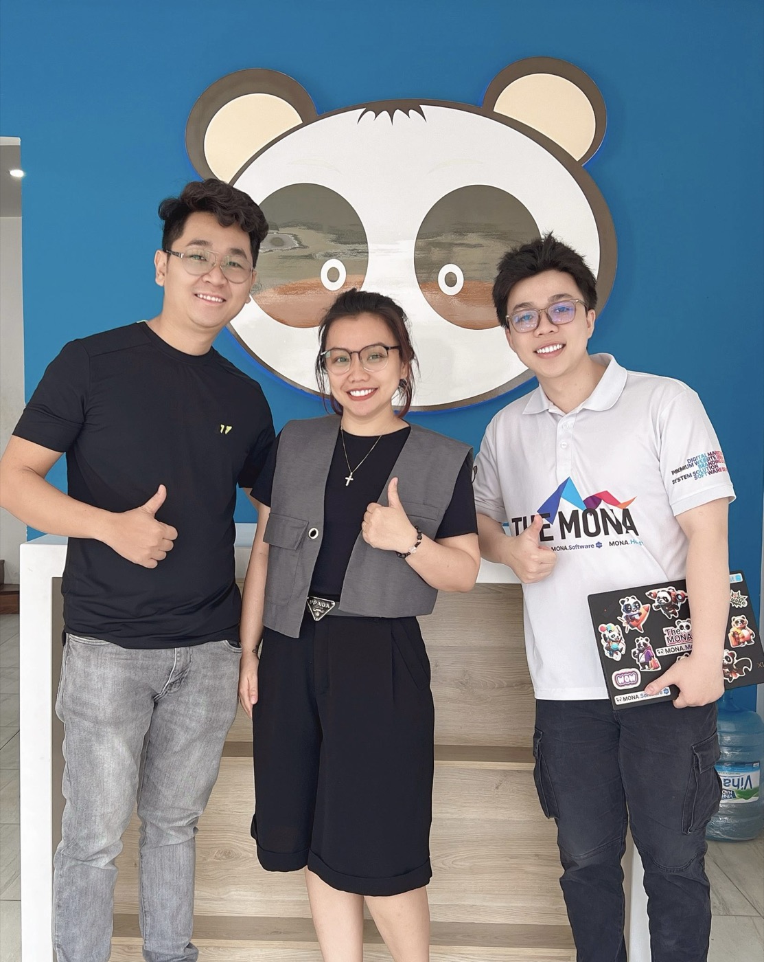 Đội ngũ MONA gặp gỡ, tư vấn khách hàng tại văn phòng