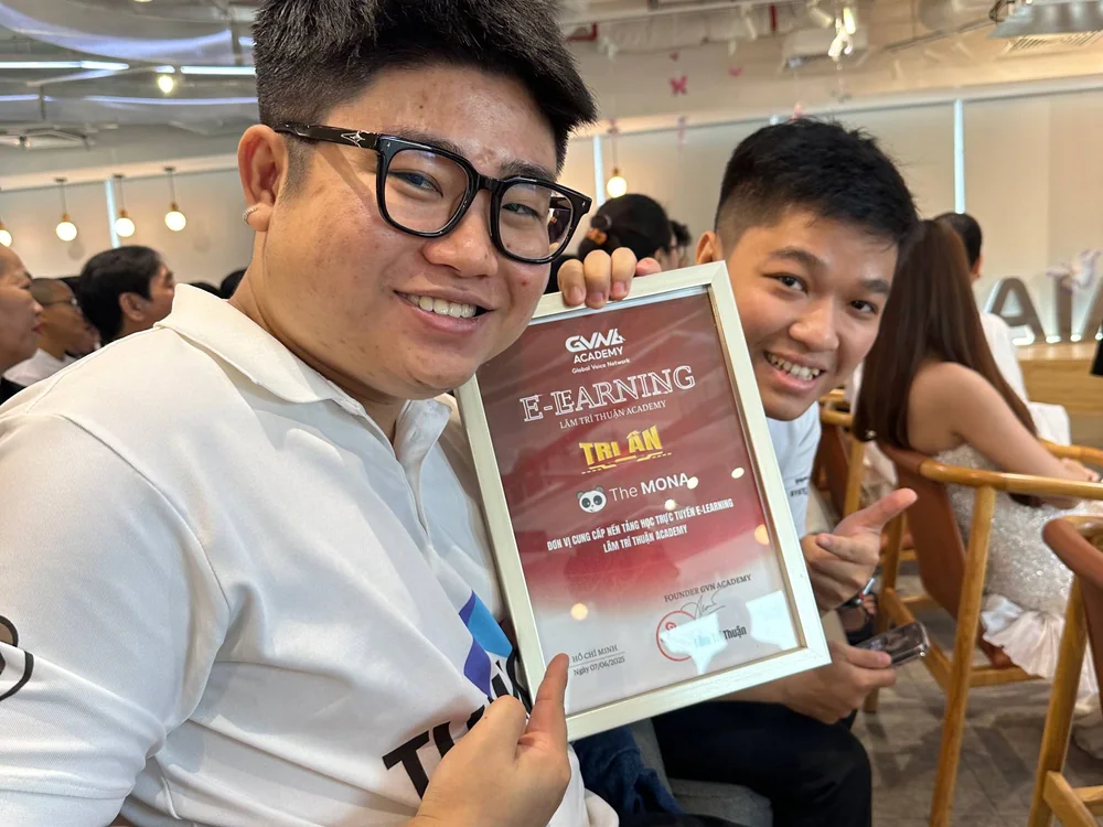 Hai nhân sự MONA cầm bằng tri ân của GVN Academy, trên bằng ghi MONA là đơn vị cung cấp nền tảng học trực tuyến e-learning cho Lâm Trí Thuận Academy