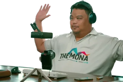 Anh Khánh Hùng, CEO MONA, đang dùng app KHA AI 2027