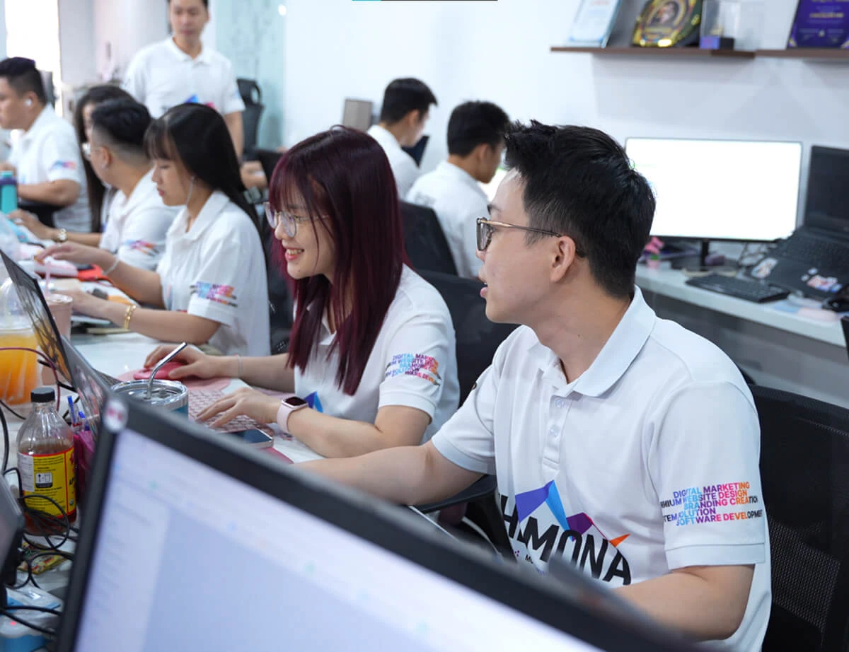 Đội ngũ MONA làm việc
