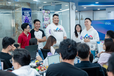 Tuấn với team