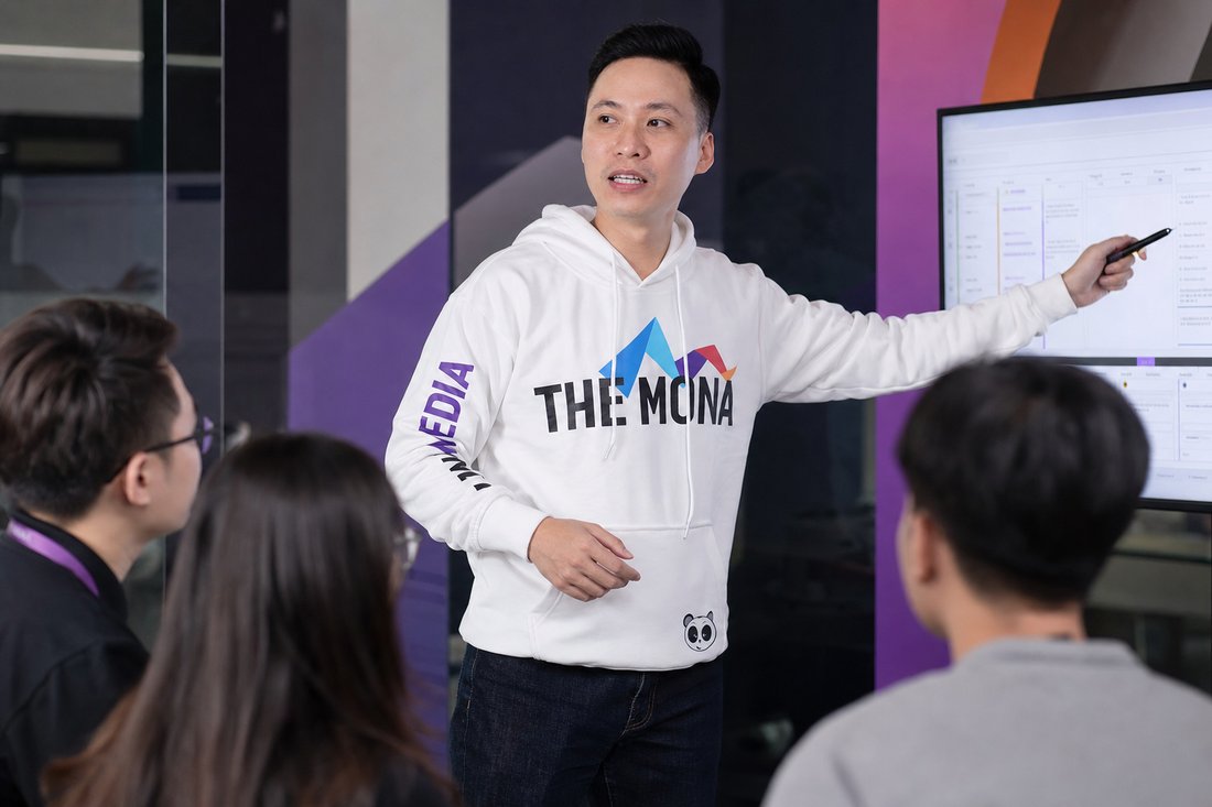 Giám đốc kinh doanh Francis Tuấn — giám đốc kinh doanh standup