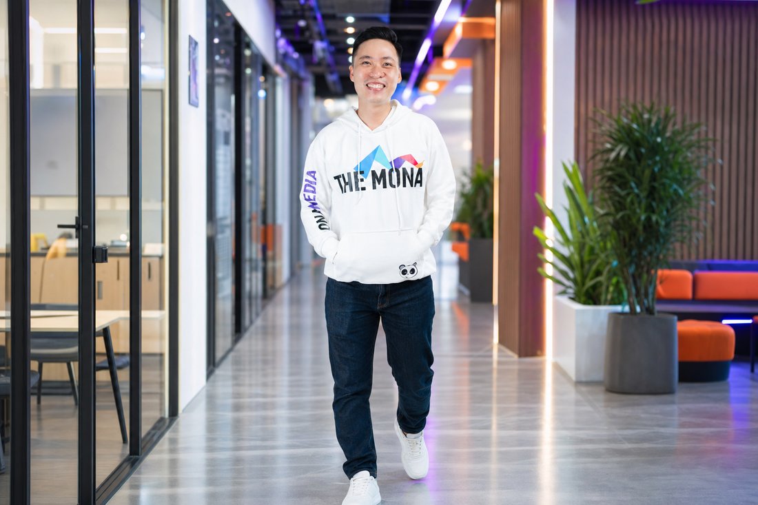 Giám đốc kinh doanh Francis Tuấn — giám đốc kinh doanh hallway walk