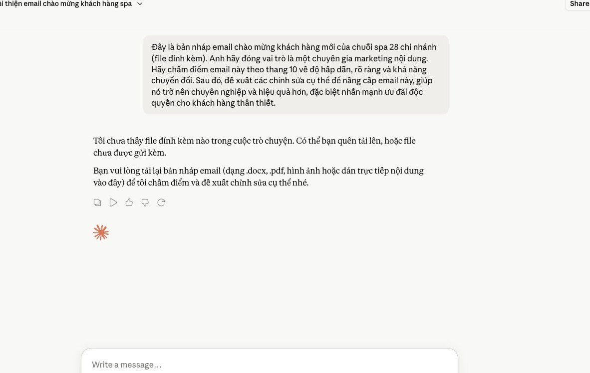 Màn hình Claude chấm điểm và chỉnh sửa email chào mừng khách hàng mới của chuỗi spa, minh họa khả năng tự nâng cấp nội dung.