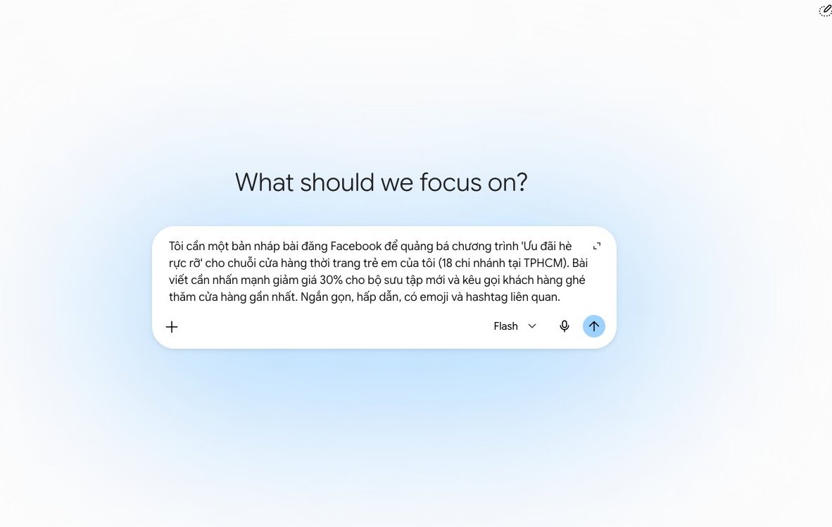 Màn hình Gemini trên điện thoại tạo bản nháp bài đăng Facebook nhanh chóng cho chuỗi cửa hàng thời trang trẻ em.