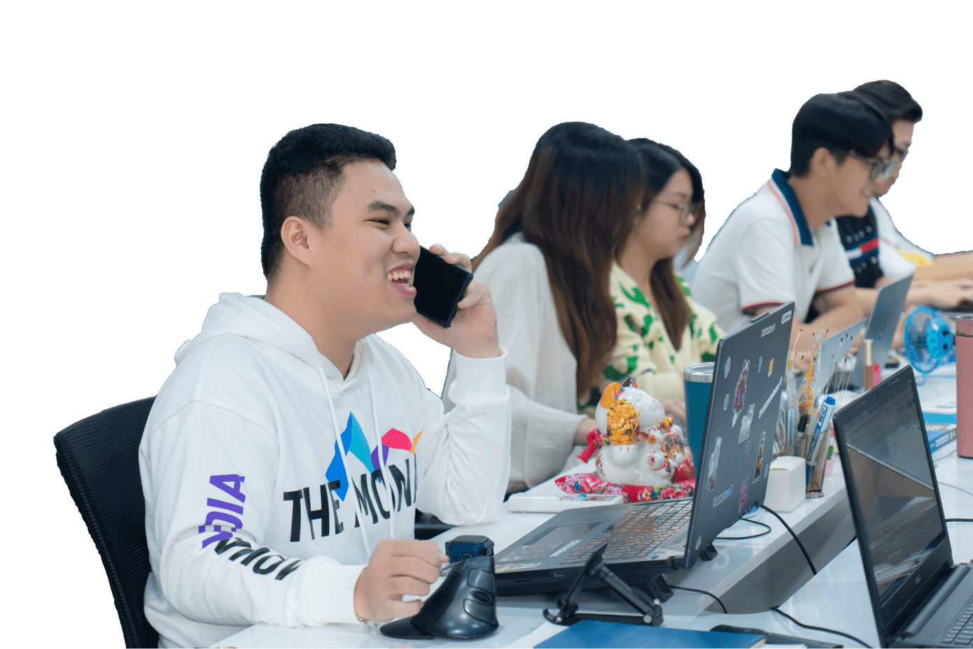 Võ Khắc Nhân tư vấn khách hàng qua điện thoại tại văn phòng MONA