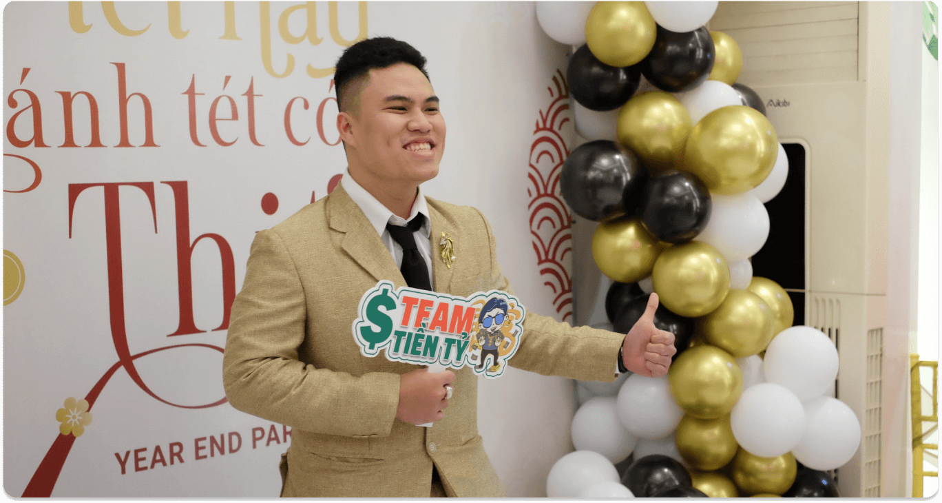 Võ Khắc Nhân cùng Team Tiền Tỷ tại Year End Party MONA