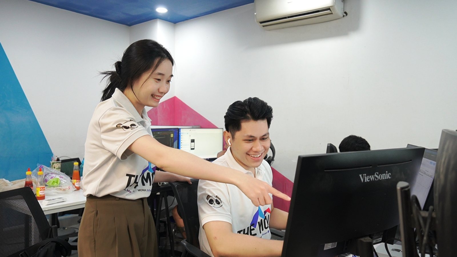 Nhân sự MONA hướng dẫn triển khai hệ thống LMS cho trung tâm giáo dục