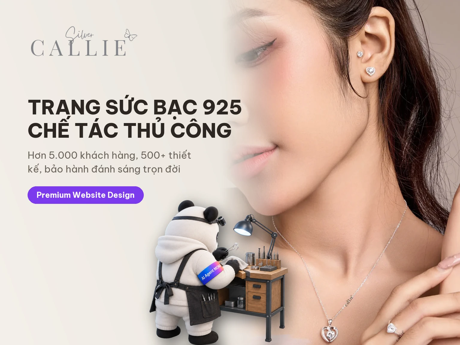 Gấu MONA làm thợ kim hoàn soi chiếc nhẫn bạc trên thẻ dự án Callie Silver
