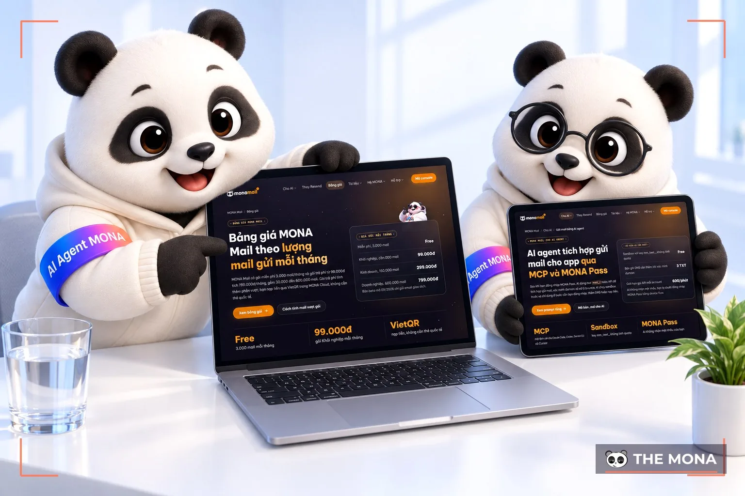 Laptop hiển thị màn hình MONA Mail, hai gấu MONA đang thao tác