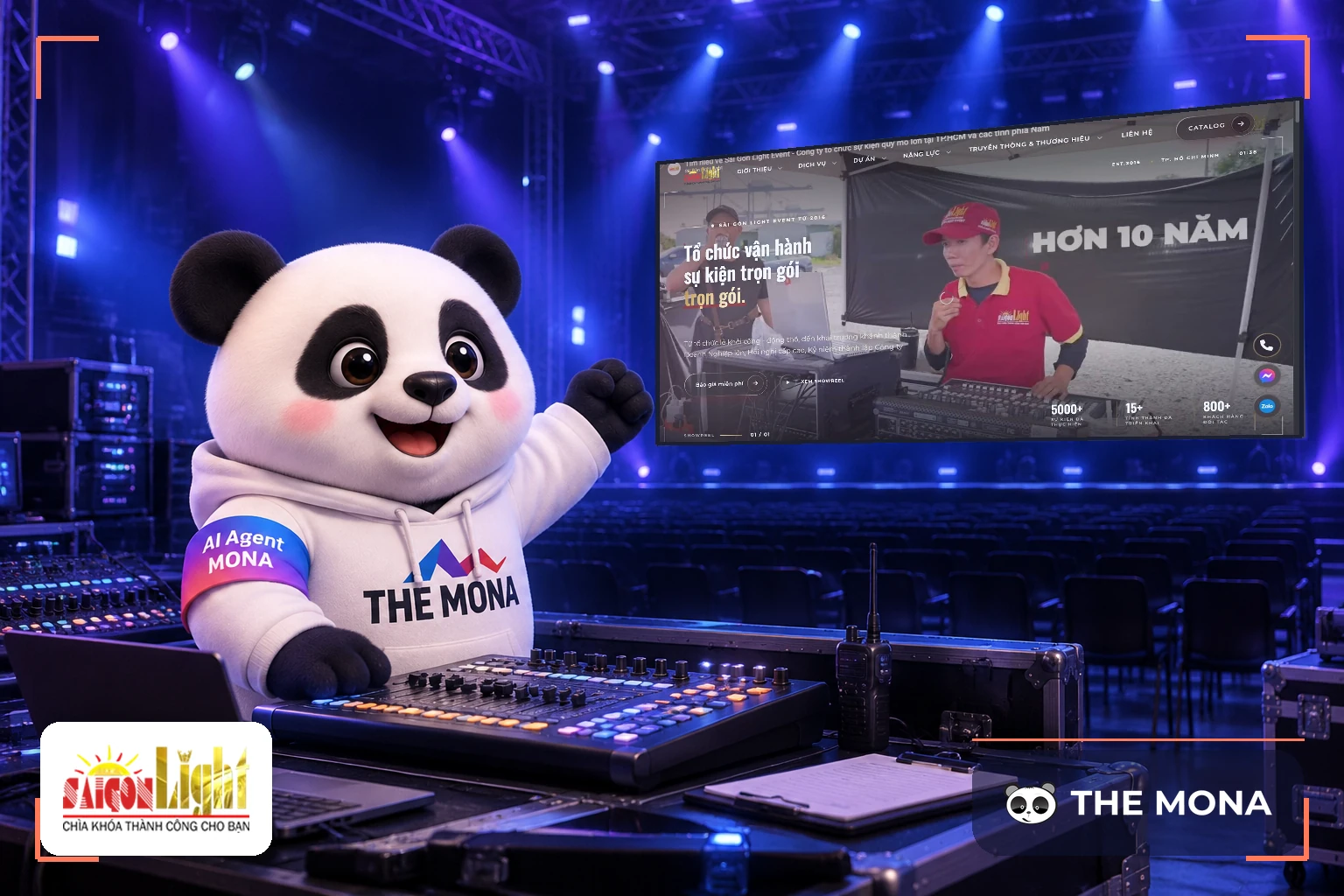 Gấu MONA đứng bàn điều khiển sự kiện, màn LED chiếu website Sài Gòn Light Event