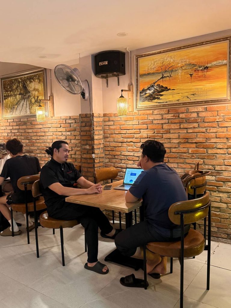 MONA vừa gặp chef Khoa của Khoa's Kitchen lần tiếp theo, bàn cụ thể về khoá học online và lộ trình triển khai.