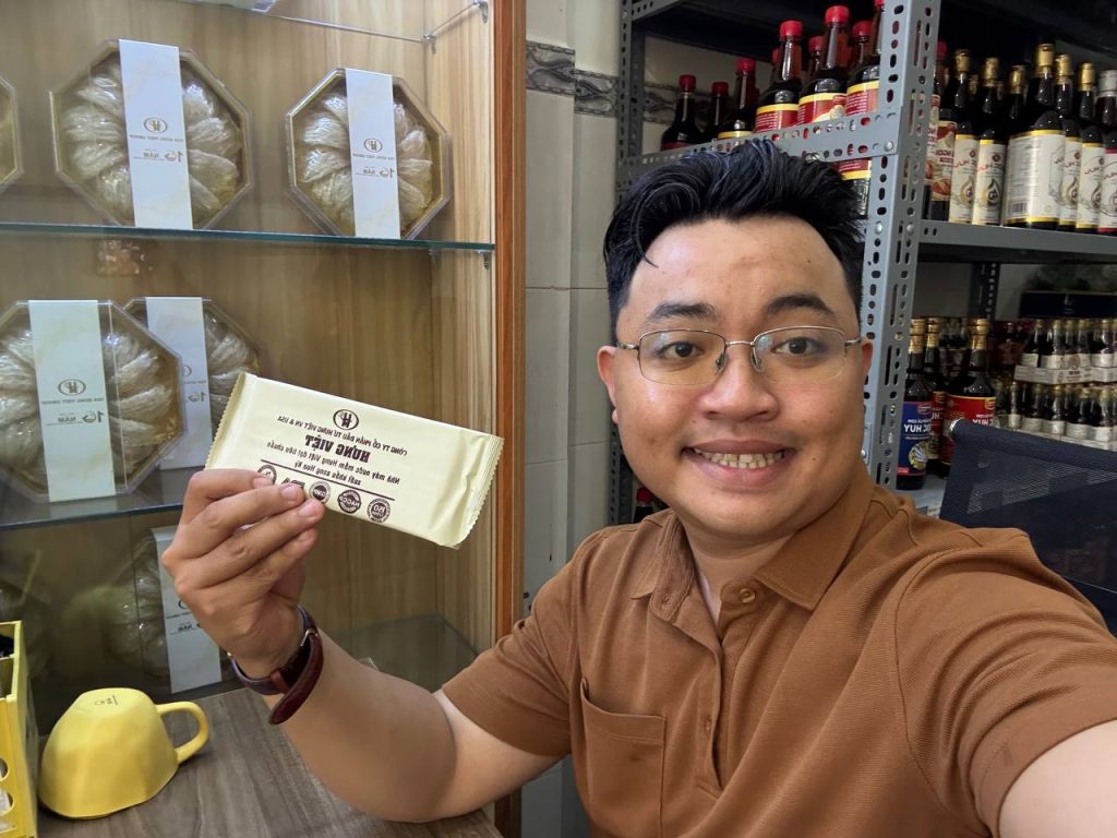 MONA đang cùng chủ tịch Hưng của Hưng Việt USA tìm giải pháp ecommerce tự động chăm sóc khách và bán lẻ