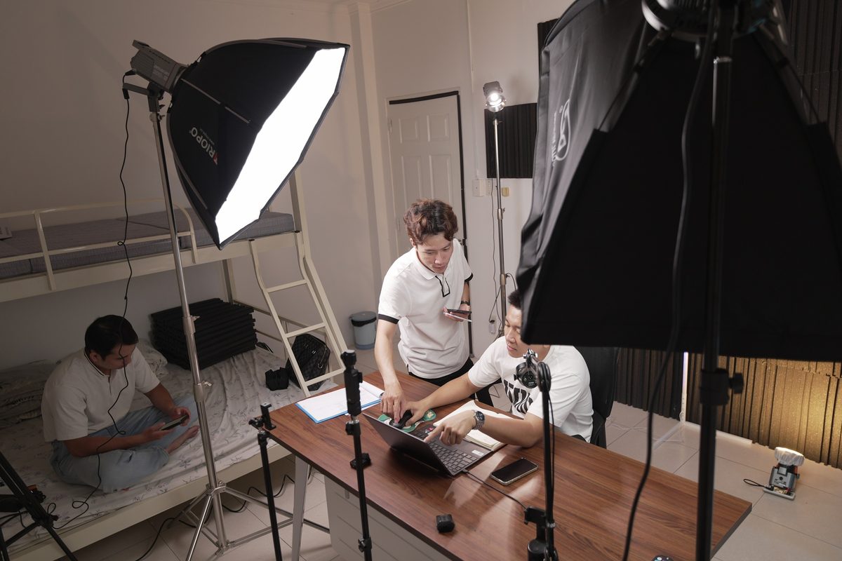 Studio riêng của MONA với hệ đèn softbox