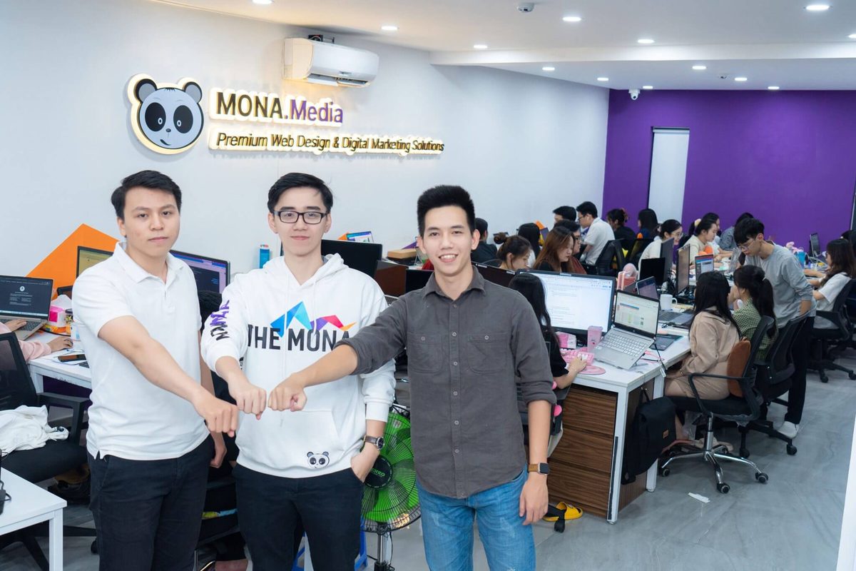 Văn phòng MONA - đội làm video ngồi chung một tầng
