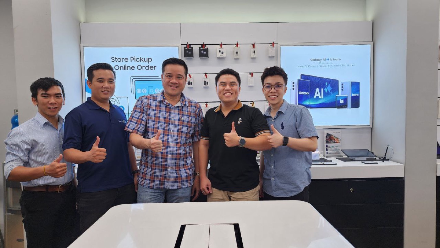 MONA làm việc với khách bán lẻ ngay tại cửa hàng
