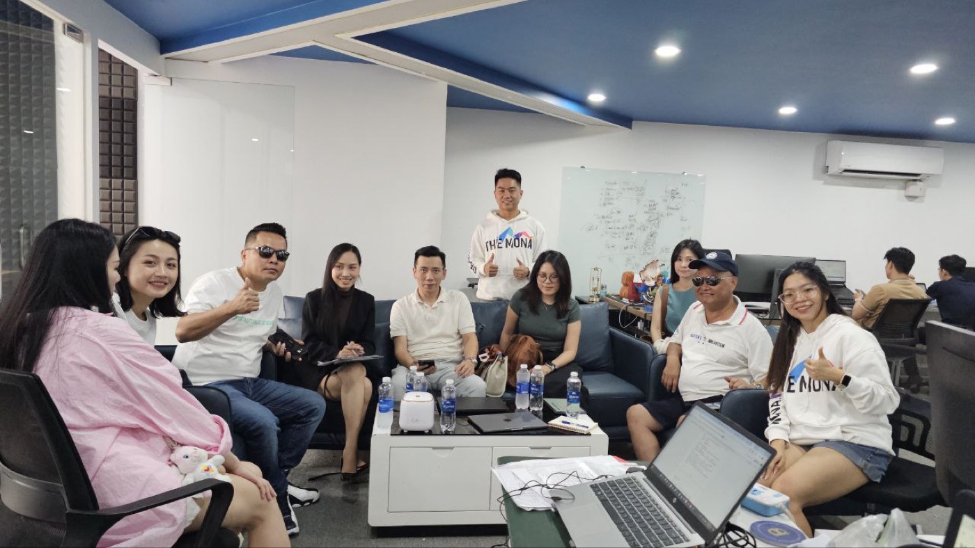 Team MONA làm việc cùng nhau trên sản phẩm