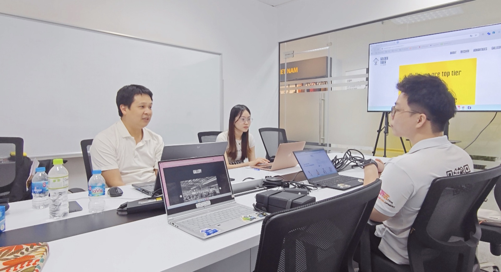 Buổi làm việc giữa đội MONA và khách hàng, demo hệ thống trực tiếp trên màn hình