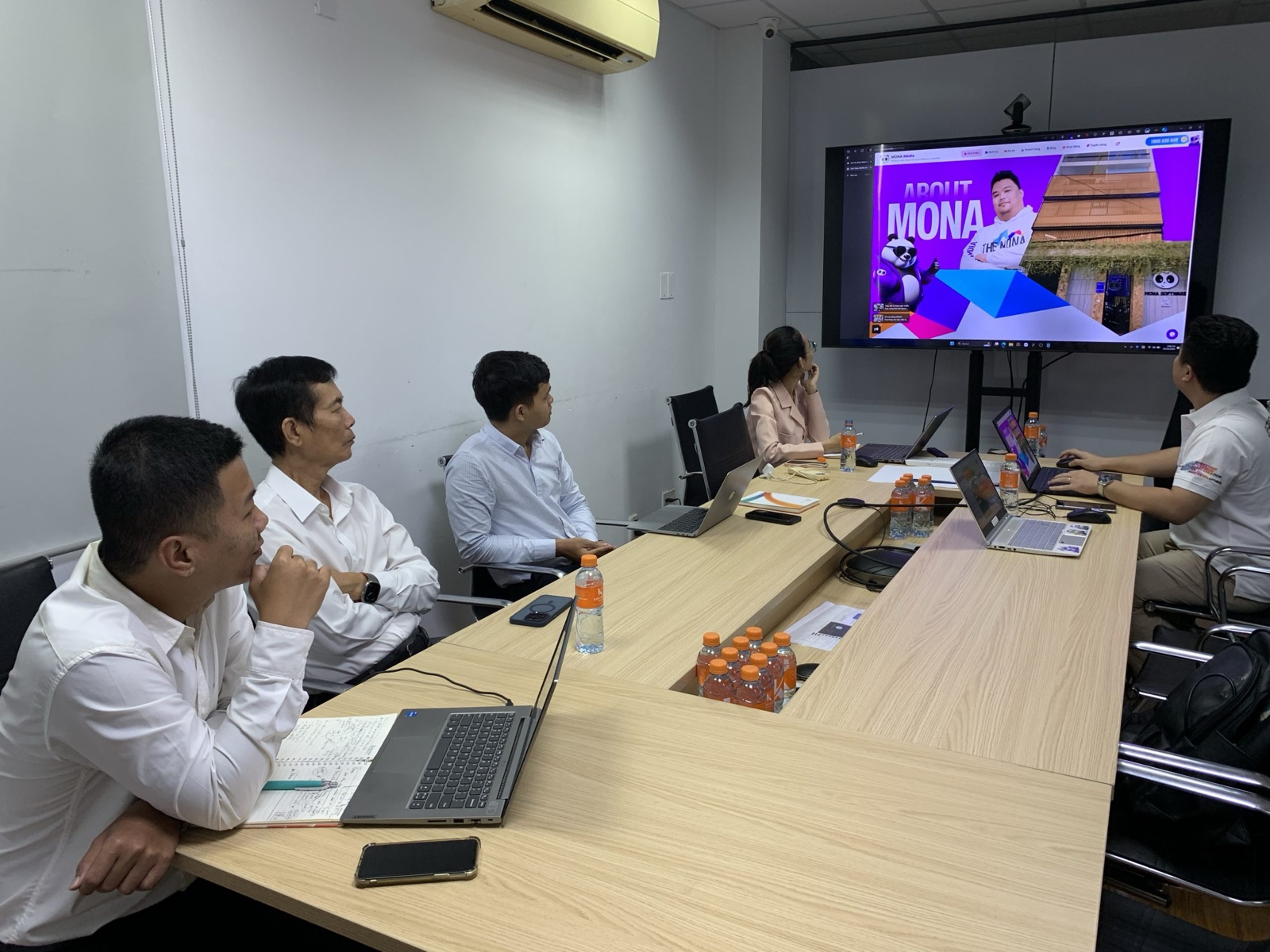 MONA demo phần mềm trên màn hình cho khách duyệt