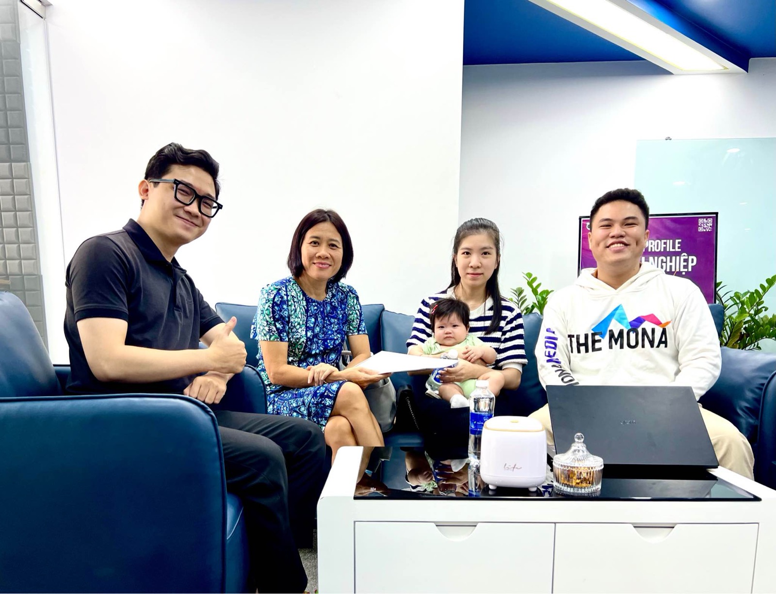 Nhân viên MONA tư vấn khách hàng