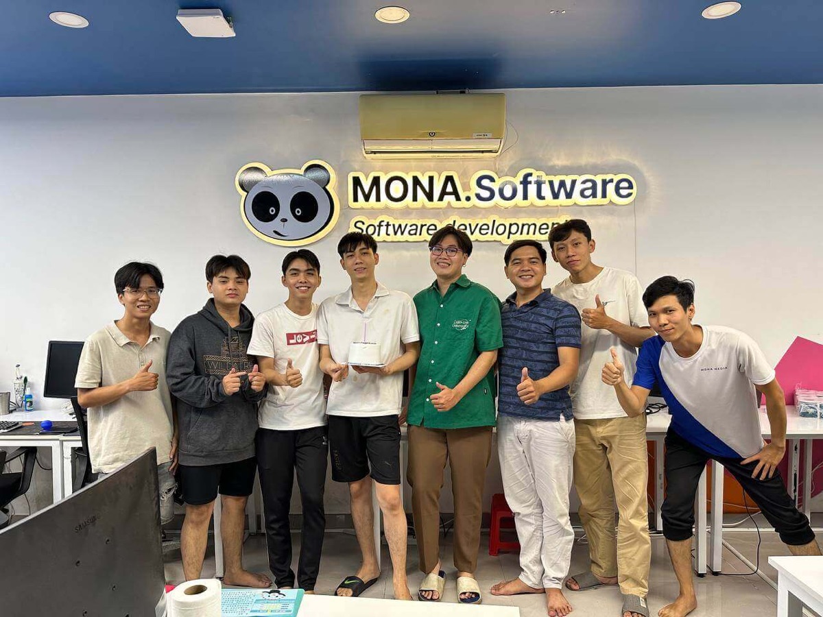 Đội lập trình MONA Software tại văn phòng — người làm ra sản phẩm